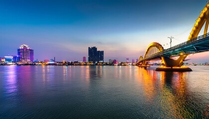 Obraz premium View of Dragon Bridge over the Han River in Da Nang city, Vietnam.