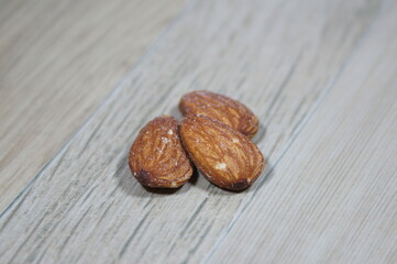三粒のアーモンド