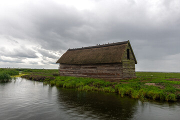 stara stodoła drewniana zbudowana na terenie zalewowym © Kamil_k2p