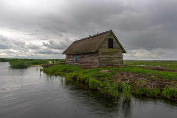 stara drewniana stodoła nad rozlewiskiem © Kamil_k2p