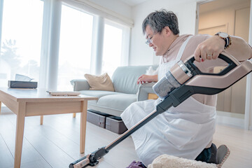 掃除機とペットと中年男性