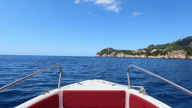 Motorboot f&auml;hrt an der K&uuml;ste von Korfu &uuml;ber das Meer