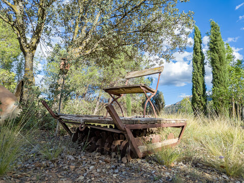 Un antiguo arado de hierro descansando en el campo, listo para preparar la tierra para la pr&oacute;xima siembra.