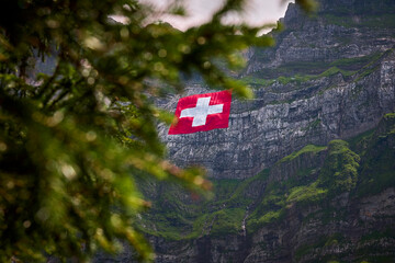 Gr&ouml;&szlig;e Schweizer Fahne am S&auml;ntis zum Nationalfeiertag 