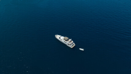 Naklejka premium A top-down shot showcasing the sleek design of a modern yacht