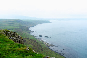 Ausblick vom Fair Head auf die Küste und das Meer und die Klippen Landzunge in Nordirland