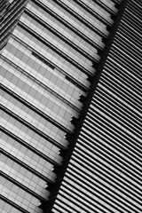 Obraz premium Abstract black and white image of a modern building