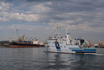 MARITIME TRANSPORT - Research/survey vessel sails to seaport