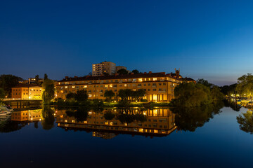 Obraz premium Stockholm, Sweden The residential island of Reimersholme at night and reflections in the lake.
