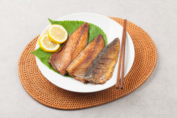 Mackerel is a saltwater fish of the mackerel family. The body is fat and plump, has greenish-black wave patterns on the back, and the belly is silver-white.