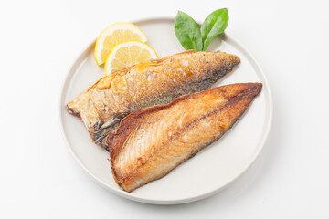 Mackerel is a saltwater fish of the mackerel family. The body is fat and plump, has greenish-black wave patterns on the back, and the belly is silver-white.