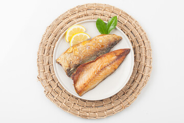 Mackerel is a saltwater fish of the mackerel family. The body is fat and plump, has greenish-black wave patterns on the back, and the belly is silver-white.