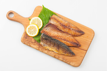 Mackerel is a saltwater fish of the mackerel family. The body is fat and plump, has greenish-black wave patterns on the back, and the belly is silver-white.