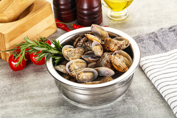 Raw vongole clams for cooking