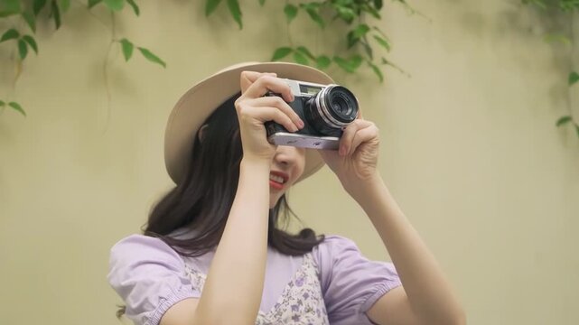 Beauty girl photographer camera dslr takes photo person portrait photographing girl joy make photography taking in traveling, humanistic artistic conception