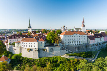 Obraz premium Iconic aerial skyline view of Tallinn Old Town and Toompea hill on a sunny summer evening. Stenbock House, Patkuli viewing platform, defensive walls, rooftops.