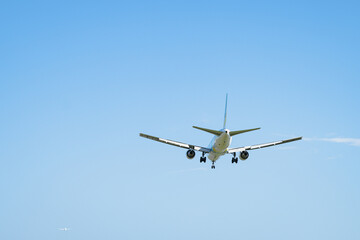 空を飛ぶ飛行機