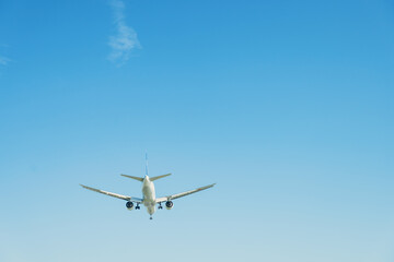 空を飛ぶ飛行機