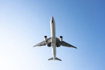 Obraz premium 空を飛ぶ飛行機