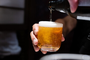 コップに注がれる瓶ビール © Peak River