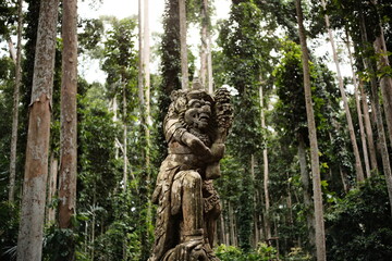 Obraz premium Ubud, Bali, Indonesia - July 9, 2024: Ethnic traditional Hindu temple carving statue in the rainforest 