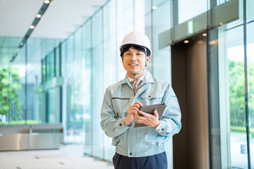 工事現場の確認をする作業着を着たビジネスマン