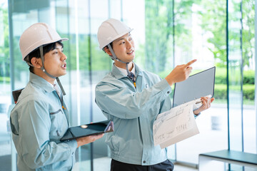 工事現場の打合せをする作業着を着たビジネスマン