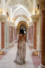 Mujer caminando por los pasillo del Palacio de Montserrate