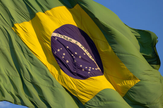 Super close up em uma bandeira do Brasil tremulando ao vento.