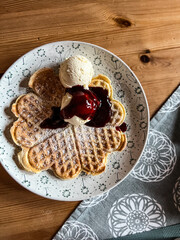 Waffel mit Eis und Kirschen