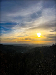 Naklejka premium Ausblick auf Mittelgebirge zum Sonnenuntergang