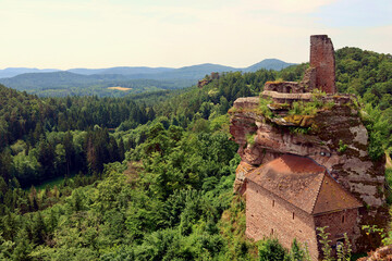 Aussicht in den Pfälzerwald von den Altdahner Burgen bei Dahn im deutschen Landkreis Südwestpfalz im Bundesland Rheinland-Pfalz. Aussicht vom Premium-Wanderweg Hahnfels-Tour.