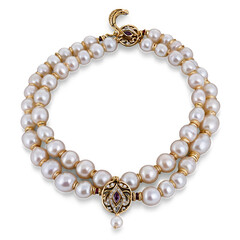Obraz premium Elegant Pearl Necklace With Intricate Gold Detailing Showcasing Luxury Craftsmanship in Modern Jewelry Design