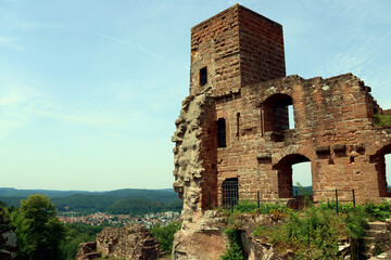 Die Altdahner Burgen bei Dahn im Pf&auml;lzerwald im deutschen Landkreis S&uuml;dwestpfalz im Bundesland Rheinland-Pfalz. Aussicht vom Premium-Wanderweg Hahnfels-Tour.