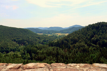 Aussicht in den Pf&auml;lzerwald von den Altdahner Burgen bei Dahn im deutschen Landkreis S&uuml;dwestpfalz im Bundesland Rheinland-Pfalz. Aussicht vom Premium-Wanderweg Hahnfels-Tour.
