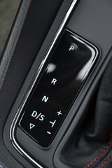 Czarno chromowane srebrne detale czystego wnętrza auta samochodu © VILKTERIO