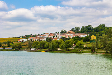 Obraz premium Village-vacance au bord du Lac du Carla-Bayle