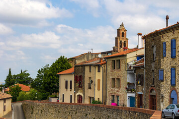 Clocher-mur de l’église Notre-Dame émergeant au dessus des maisons du petit village de Carla-Bayle
