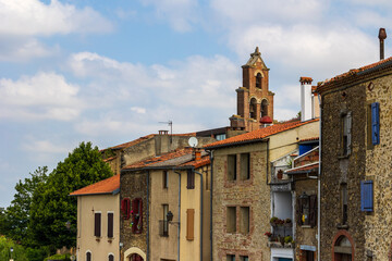 Clocher-mur de l’église Notre-Dame émergeant au dessus des maisons du petit village de...