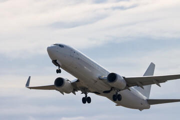 飛び立つ旅客機