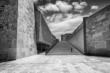 Obraz premium Valletta, Malta - Stairs in front of the new Maltese Parliament building, black and white photography