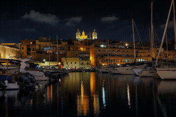 Obraz premium Malta, Looking at Valletta, Grand Harbour in La Valletta, Malta