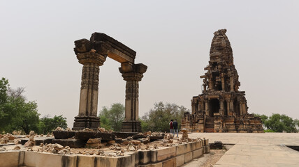Obraz premium India, Madhya Pradesh, Sihoniya, Ancient Ruin Kakanmath Temple with Stone Arch, 11th Century Monument Dedicated to Lord Shiva.