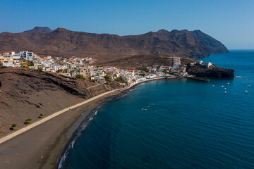 Fototapeta premium A breathtaking view of the town Las Playitas nestled between rugged mountains and the azure Atlantic. This stunning Fuerteventura landscape captures the essence of the Canary Islands' unique beauty.