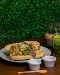 Almuerzo baguette de pollo con jugo verde