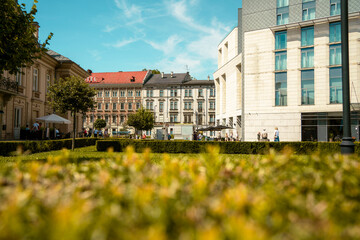 Tło fragmentu ulicy z ludźmi © Jakub