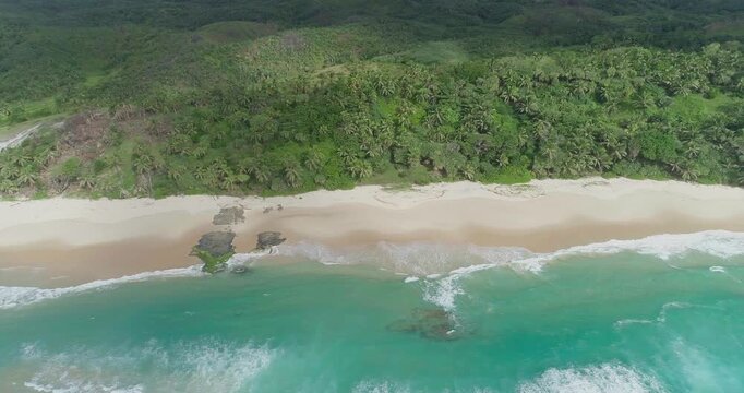 &Icirc;le Sainte-Marie, Madagascar D&eacute;couvrez la beaut&eacute; paradisiaque de l'&icirc;le Sainte-Marie &agrave; Madagascar avec cette vue imprenable a&eacute;rienne captur&eacute;e par un drone. Le drone s'envole au-dessus des eaux turquois