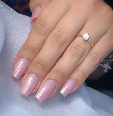 Unhas de gel feita em mãos femininas.