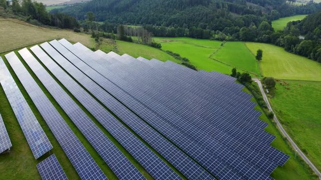 Drohnen&uuml;berflug &uuml;ber Solarpark in Hessen, Deutschland im Sommer