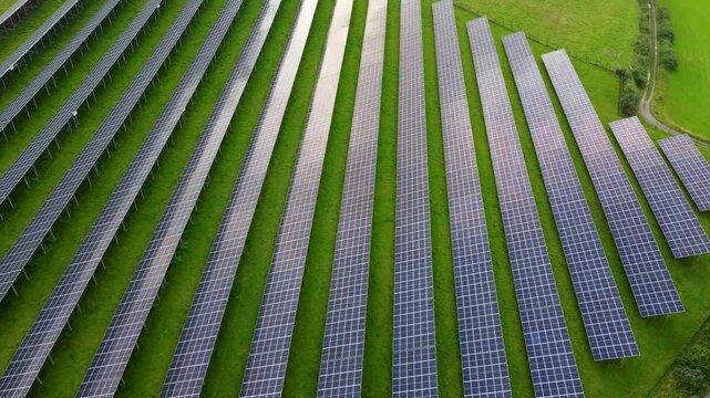 Rotierender Drohnenflug &uuml;ber Solarpark in Hessen, Deutschland
